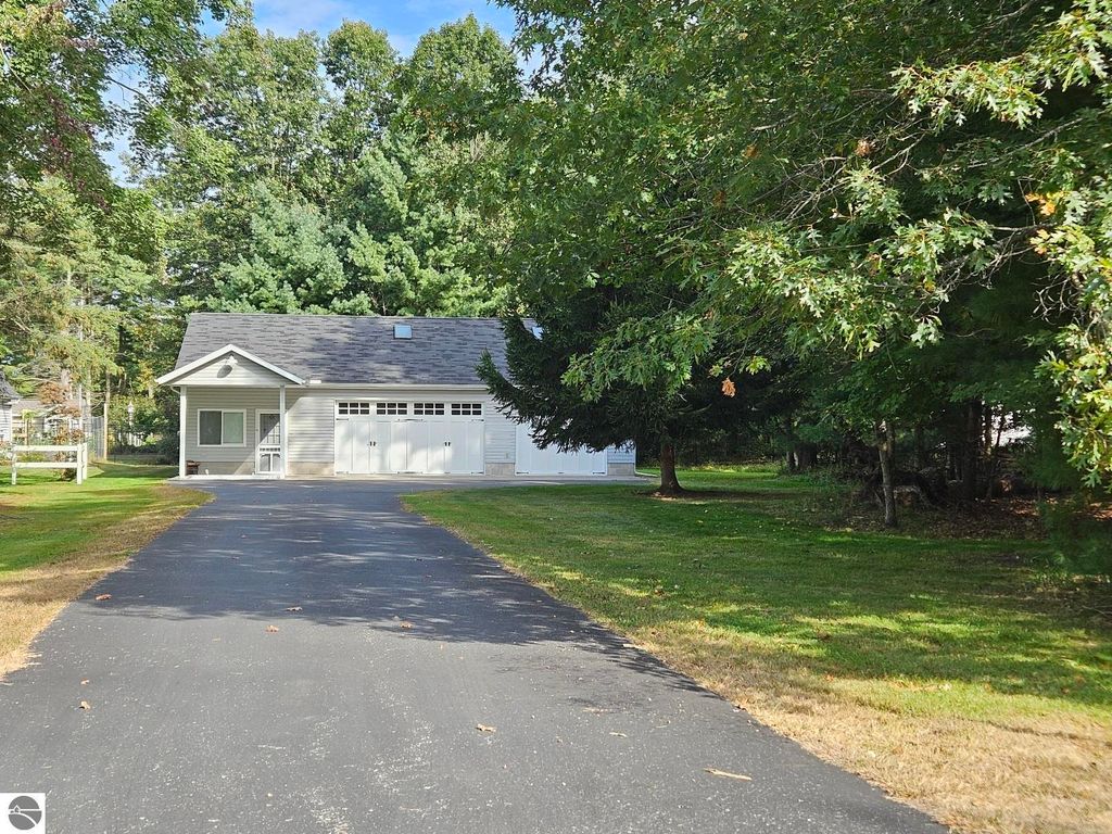 Image 3 of property listing at 615 E Franklin Street, East Tawas, MI 48730