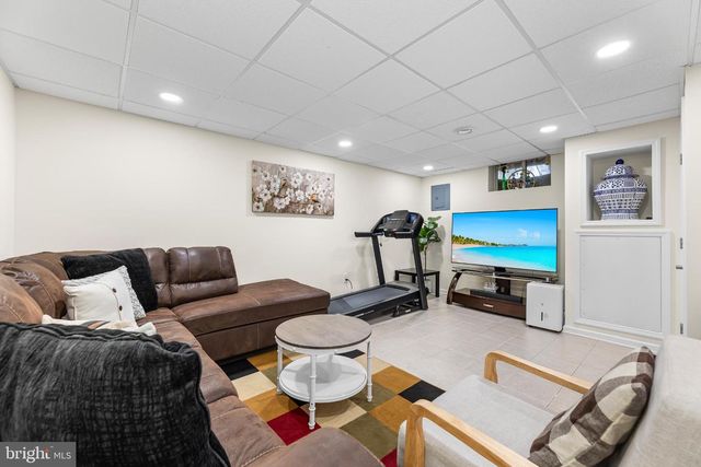 7 EDITH DR, Somerset, NJ 08873