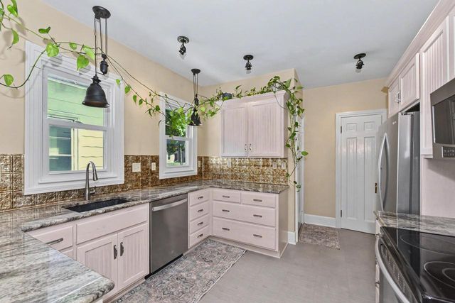 1213 College AVENUE, Racine, WI 53403