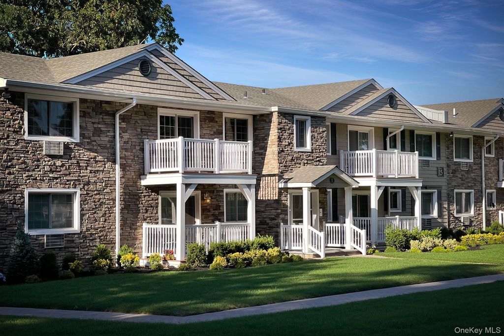 27 Williams Boulevard 27-2D, Lake Grove, NY 11755