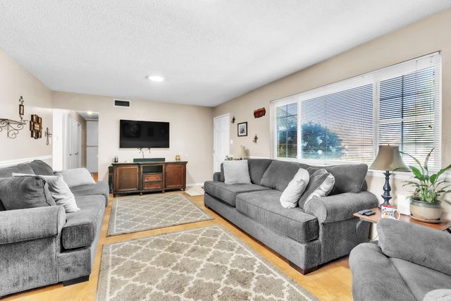 10406 Ambassador Dr, Rancho Cordova, CA 95670