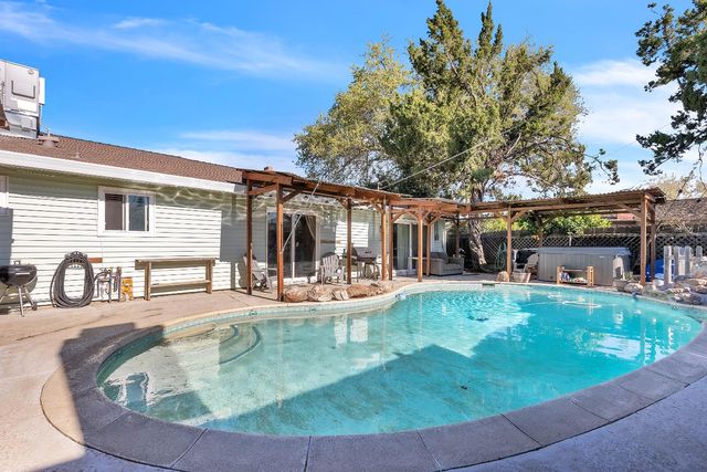 10406 Ambassador Dr, Rancho Cordova, CA 95670