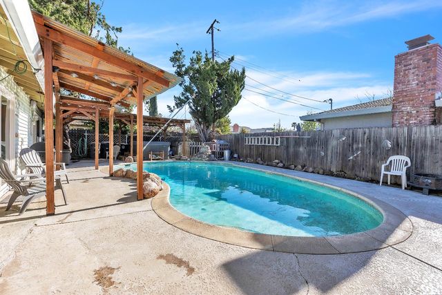 10406 Ambassador Dr, Rancho Cordova, CA 95670