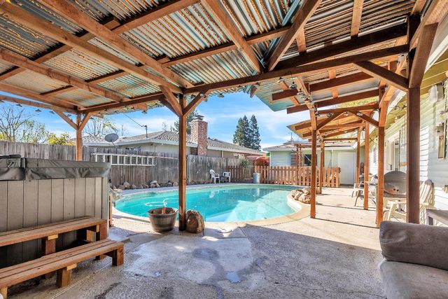 10406 Ambassador Dr, Rancho Cordova, CA 95670