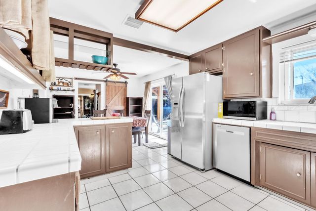 10406 Ambassador Dr, Rancho Cordova, CA 95670