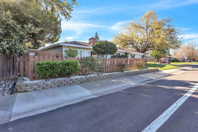 10406 Ambassador Dr, Rancho Cordova, CA 95670