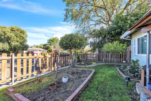 10406 Ambassador Dr, Rancho Cordova, CA 95670