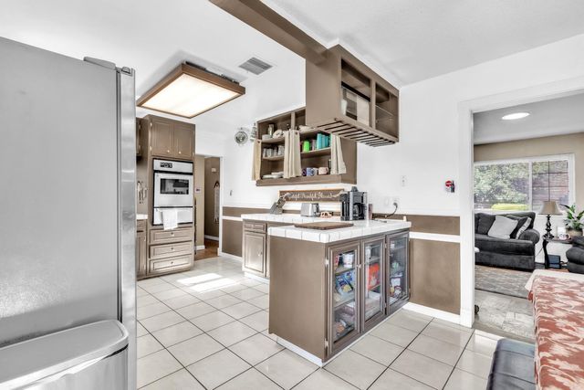 10406 Ambassador Dr, Rancho Cordova, CA 95670