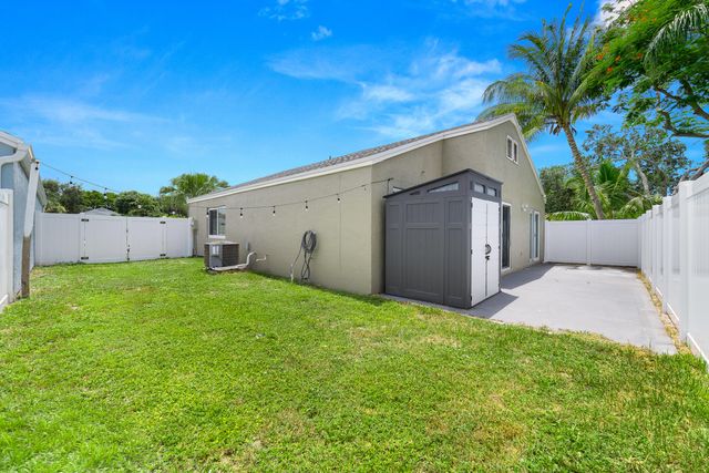 7 Cardiff Way, Boynton Beach, FL 33426