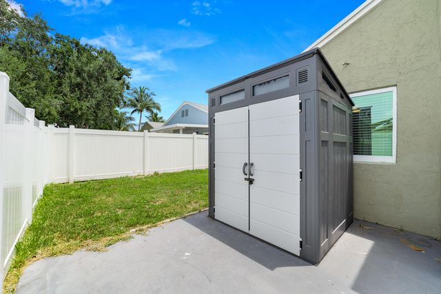 7 Cardiff Way, Boynton Beach, FL 33426