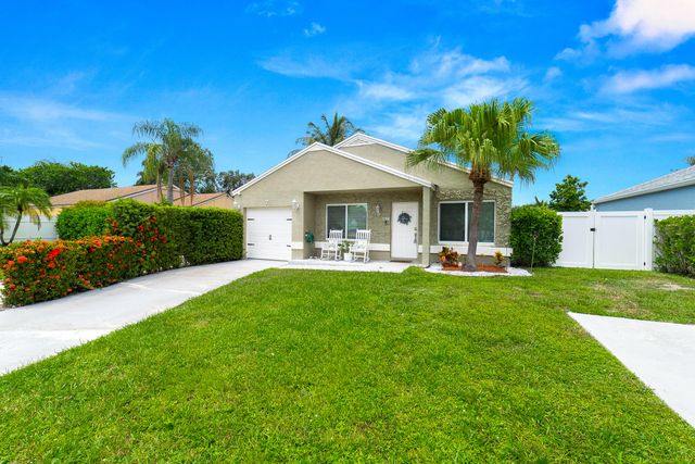 7 Cardiff Way, Boynton Beach, FL 33426