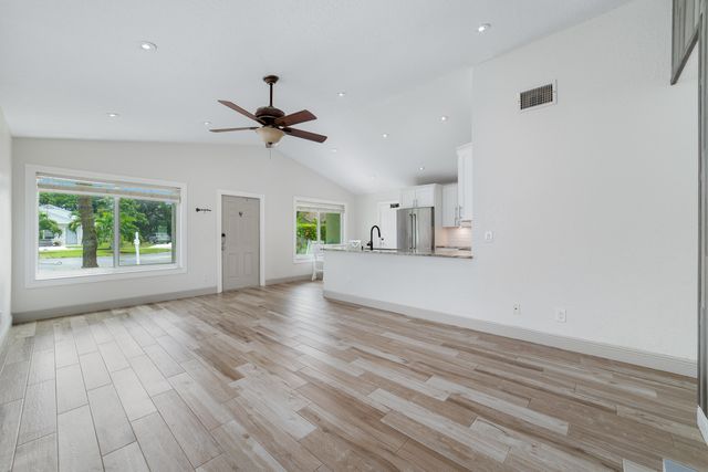 7 Cardiff Way, Boynton Beach, FL 33426