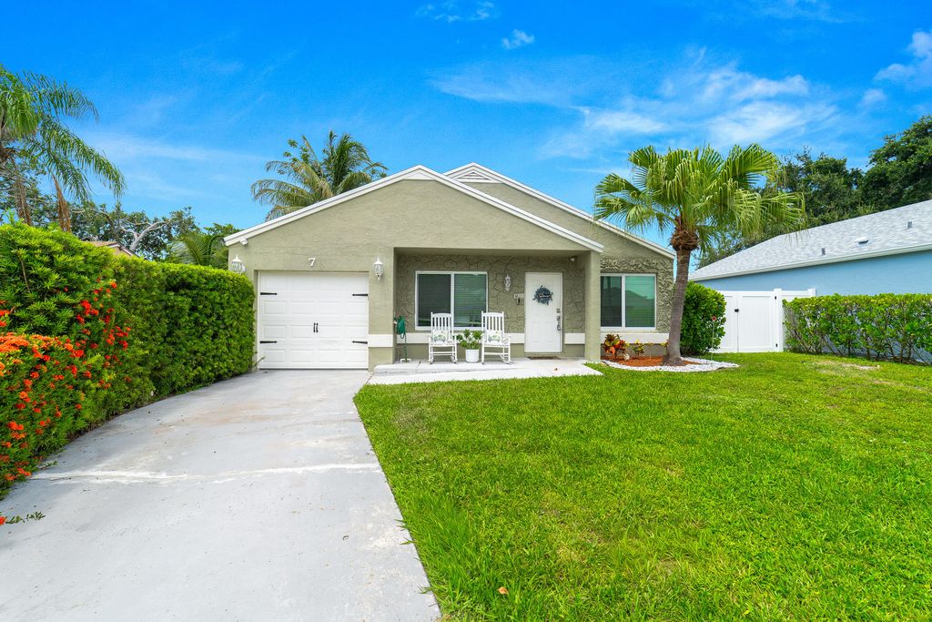 7 Cardiff Way, Boynton Beach, FL 33426