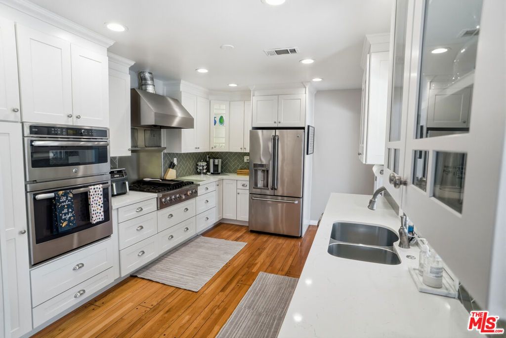 Image 10 of property listing at 1816 Rosita Drive, Glendale, CA 91208