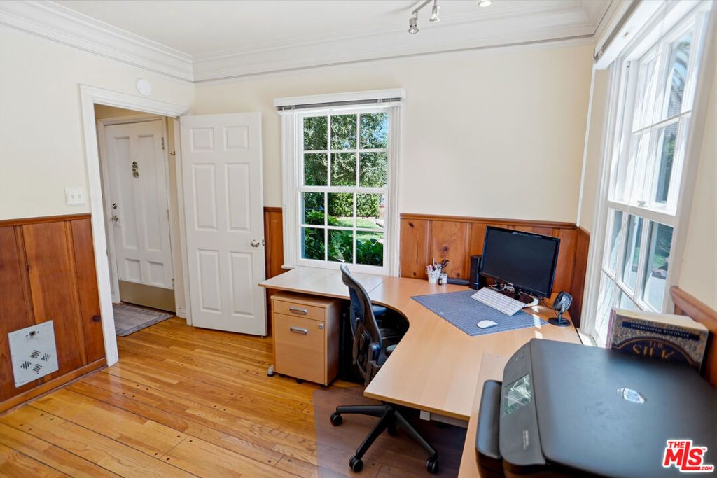 Image 12 of property listing at 1816 Rosita Drive, Glendale, CA 91208