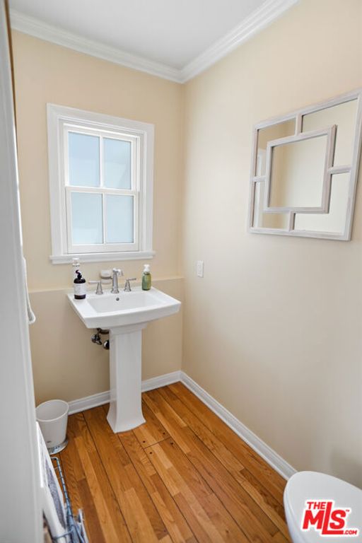 Image 13 of property listing at 1816 Rosita Drive, Glendale, CA 91208