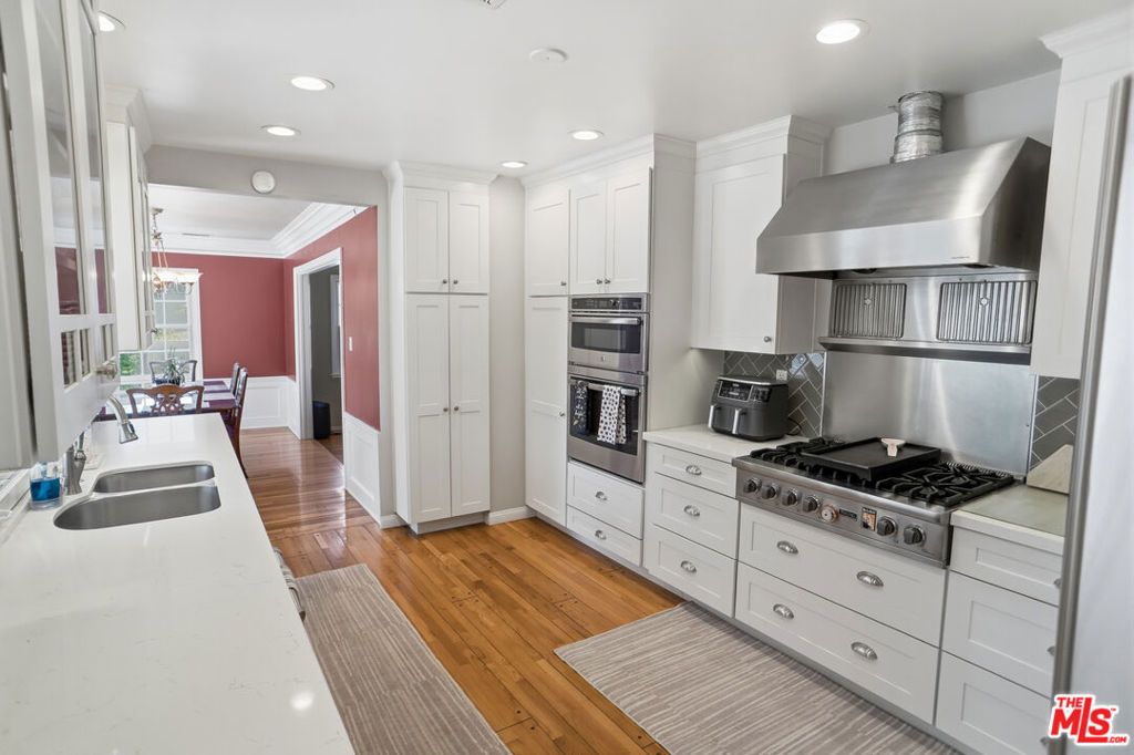 Image 9 of property listing at 1816 Rosita Drive, Glendale, CA 91208