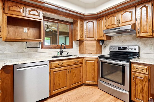 4246 SW Colly Creek CT, Topeka, KS 66610