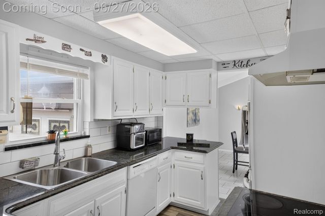 19315 Delaware Street, Roseville, MI 48066