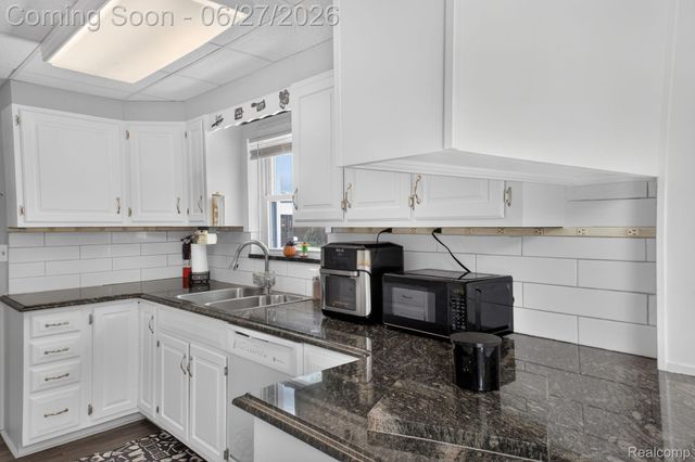 19315 Delaware Street, Roseville, MI 48066