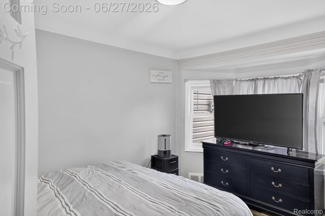 19315 Delaware Street, Roseville, MI 48066