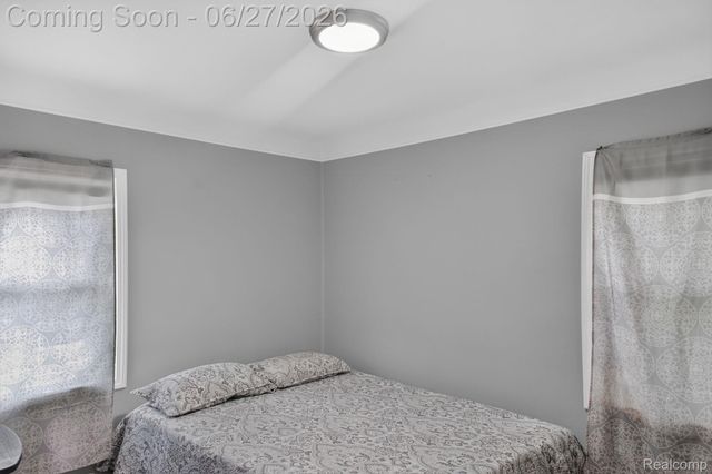 19315 Delaware Street, Roseville, MI 48066