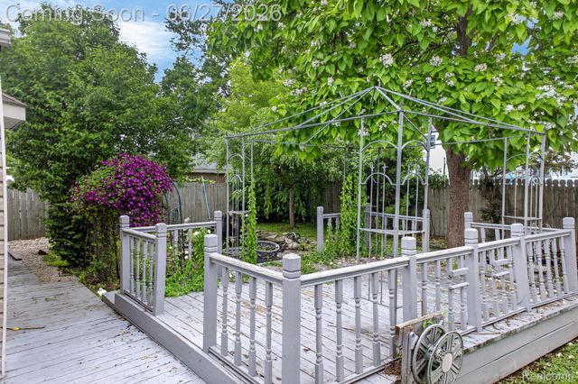 19315 Delaware Street, Roseville, MI 48066