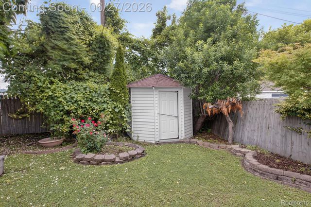 19315 Delaware Street, Roseville, MI 48066