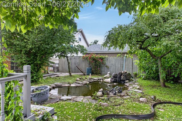 19315 Delaware Street, Roseville, MI 48066
