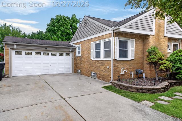 19315 Delaware Street, Roseville, MI 48066