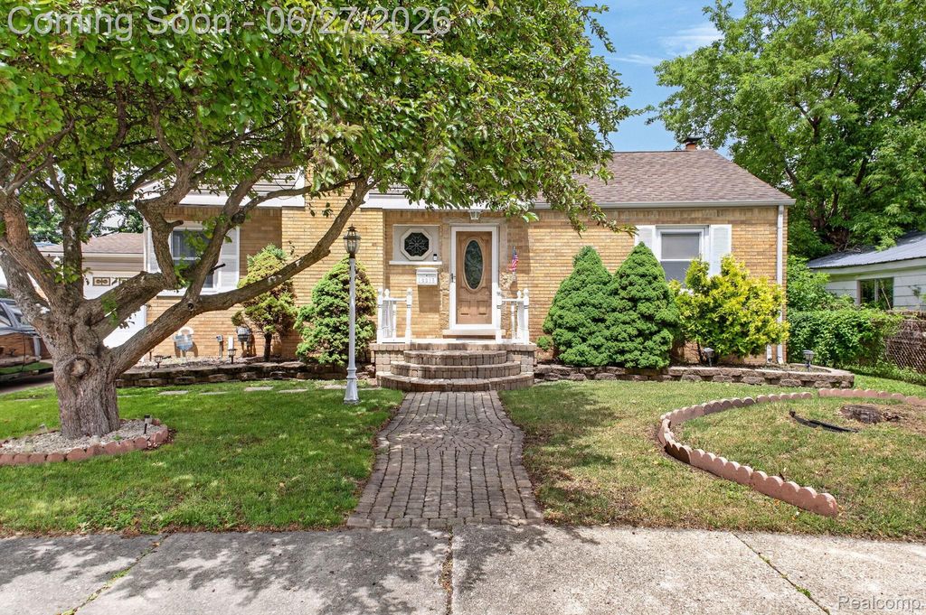 19315 Delaware Street, Roseville, MI 48066