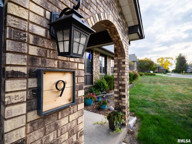 9 CYPRESS Point, Pekin, IL 61554