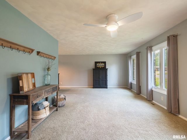 9 CYPRESS Point, Pekin, IL 61554