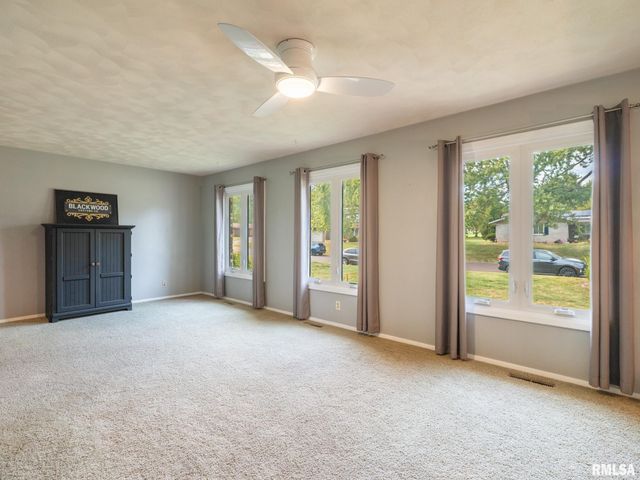 9 CYPRESS Point, Pekin, IL 61554