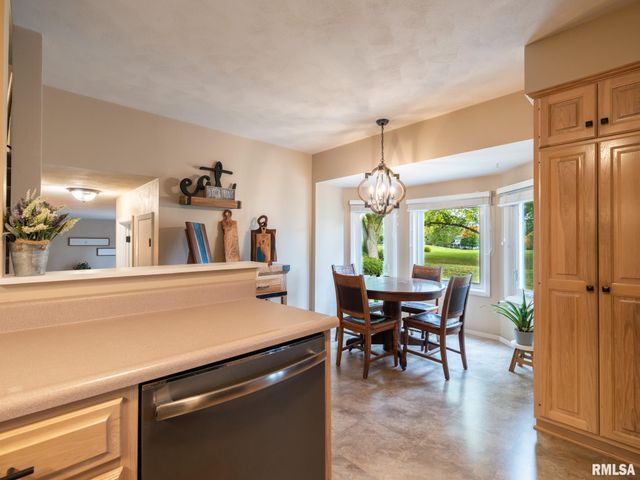 9 CYPRESS Point, Pekin, IL 61554