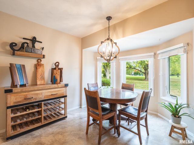 9 CYPRESS Point, Pekin, IL 61554