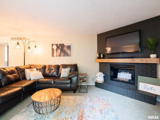 9 CYPRESS Point, Pekin, IL 61554