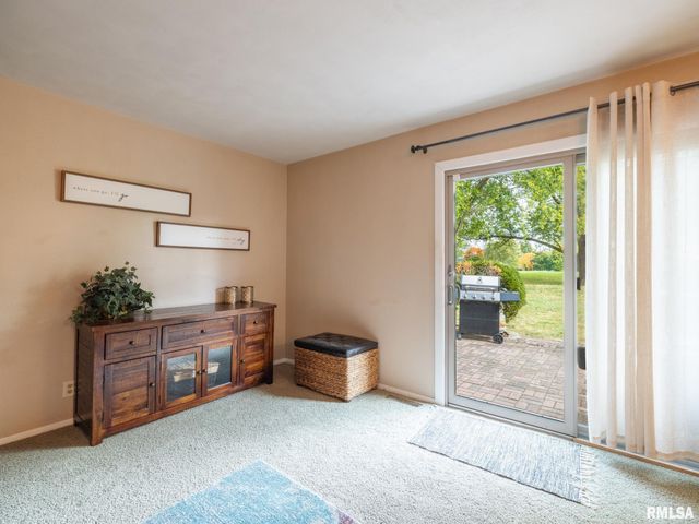 9 CYPRESS Point, Pekin, IL 61554