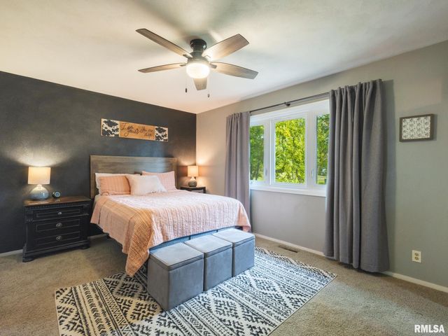 9 CYPRESS Point, Pekin, IL 61554