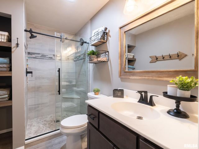 9 CYPRESS Point, Pekin, IL 61554