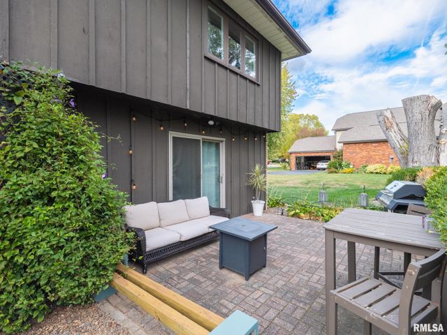 9 CYPRESS Point, Pekin, IL 61554