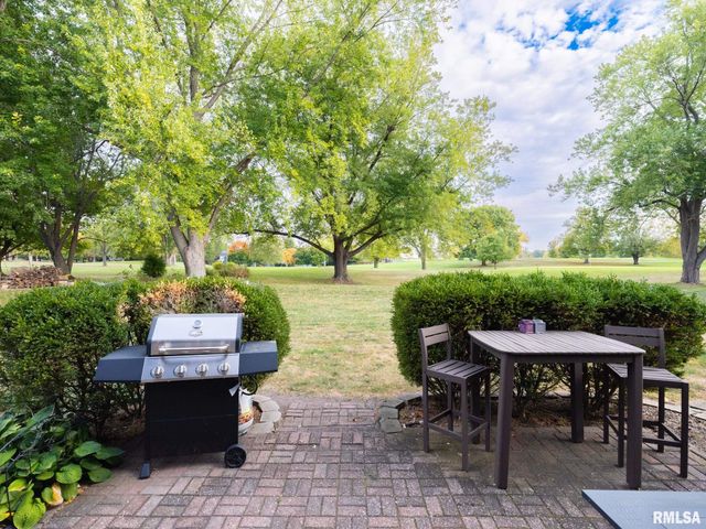 9 CYPRESS Point, Pekin, IL 61554