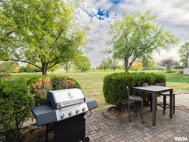 9 CYPRESS Point, Pekin, IL 61554