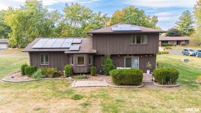 9 CYPRESS Point, Pekin, IL 61554