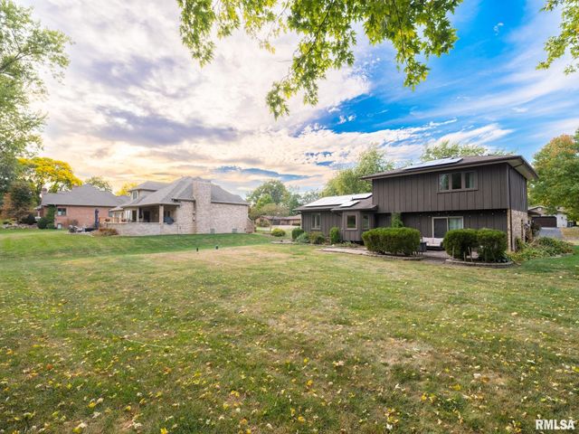 9 CYPRESS Point, Pekin, IL 61554