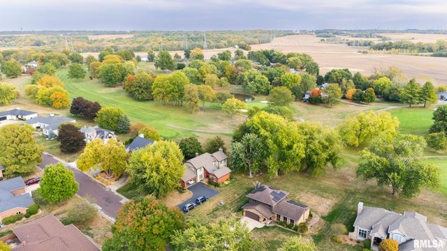 9 CYPRESS Point, Pekin, IL 61554