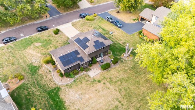 9 CYPRESS Point, Pekin, IL 61554