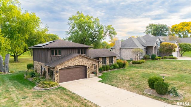 9 CYPRESS Point, Pekin, IL 61554