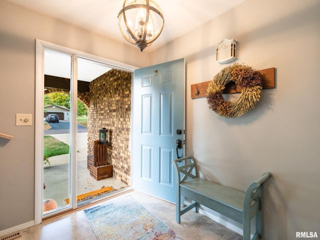 9 CYPRESS Point, Pekin, IL 61554