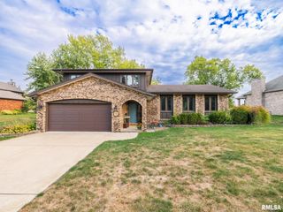 9 CYPRESS Point, Pekin, IL 61554